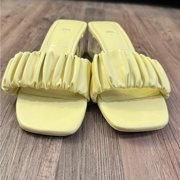 Zara Pastel Yellow Sandal w/ clear block heel - Picture 3 of 5